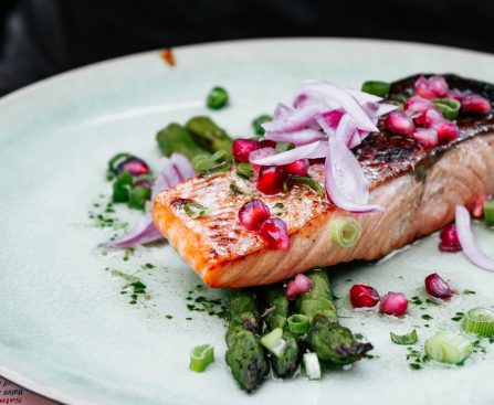 fish with onions and asparagus